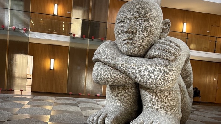 Skulptur im Foyer des Oberverwaltungsgerichtes zu Münster