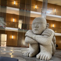 Skulptur im Foyer des Oberverwaltungsgerichtes zu Münster