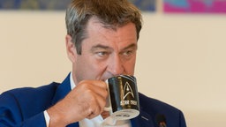 10.08.2020, Bayern, Nürnberg: Der bayerische Ministerpräsident Markus Söder (CSU) trinkt aus einer Star Trek Tasse.