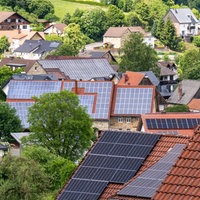 06.06.2025, Nordrhein-Westfalen, Borchen: Viele Häuser im Ortskern von Etteln sind mit Solaranlagen auf den Dächern ausgestattet.