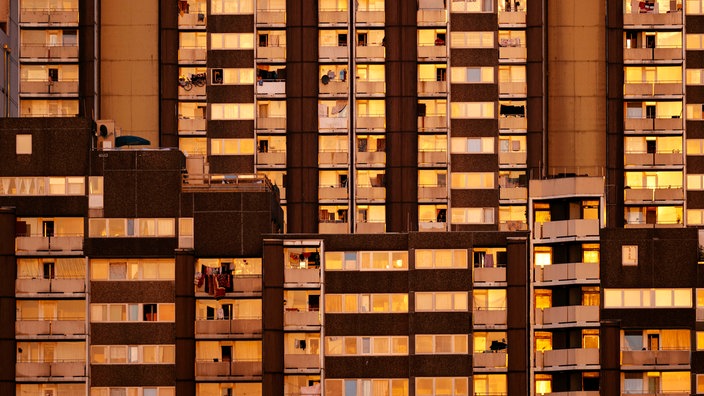 Hochhäuser des Wohnkomplexes 'Auf dem Kölnberg' im Kölner Stadtteil Meschenich. Köln, 27.04.2020
