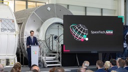 Raumfahrtkonferenz SpaceTech.NRW in Köln - 30.04.2025 Keynote von NRW Ministerpräsident Hendrik WÜST CDU - Die erste SpaceTech.NRW-Raumfahrtkonferenz findet in Köln statt. Organisiert wird die Veranstaltung von der Landesregierung mit der ESA und dem DLR.