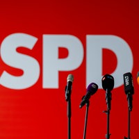  Mikrofone von Fernsehsendern stehen vor dem Logo der SPD im Johannes-Rau-Haus, der Parteizentrale, vor einem Statement der Parteivorsitzenden zu den Kommunalwahlen.
