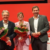 2023: Lars Klingbeil, Bundesvorsitzender der SPD gemeinsam mit den damals neu gewählten Vorsitzenden der NRWSPD Achim Post und Sarah Philipp