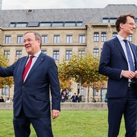 Hendrik Wüst (rechts, CDU), neuer Ministerpräsident von Nordrhein-Westfalen, steht mit seinem Amtsvorgänger Armin Laschet vor der Staatskanzlei.