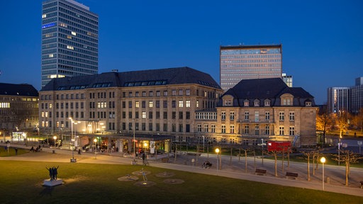 NRW-Staatskanzlei in der Abenddämmerung