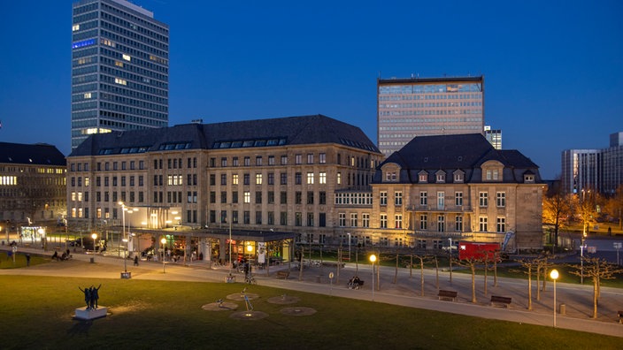 NRW-Staatskanzlei in der Abenddämmerung