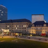 NRW-Staatskanzlei in der Abenddämmerung