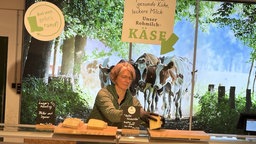 Stephanie Strotdrees vom Biohof Strotdrees an der Käsetheke