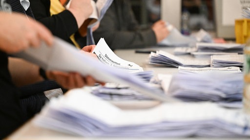 Stimmzettel der Briefe für eine Wahl werden ausgezählt
