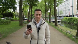 Tim Achtermeyer (Grüne) nimmt ein TikTok-Video auf