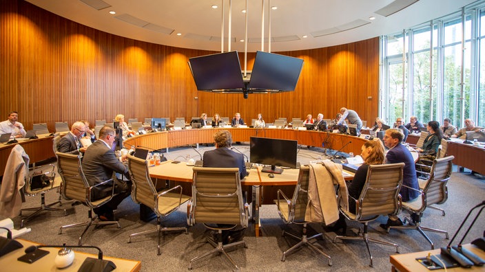Blick in den Sitzungsraum des Untersuchungsausschuss zum Oberverwaltungsgericht