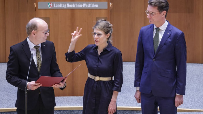 Verena Schäffer  wird im Landtag von Andre Kuper , und Hendrik Wüst vereidigt.