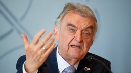 NRW-Innenminister Herbert Reul (CDU) bei der Vorstellung des NRW Verfassungsschutzberichts 2025