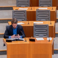Martin Vincentz, Vorsitzender der AfD-Fraktion, sitzt alleine im Plenum des Landtags NRW