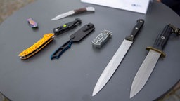 Messer und andere Waffen, die von der Polizei sichergestellt wurden