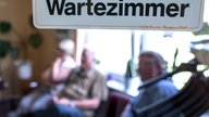 Wartezimmer überfüllt (Symbolbild)