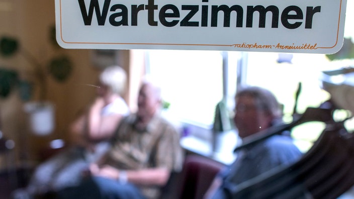 Wartezimmer überfüllt (Symbolbild)