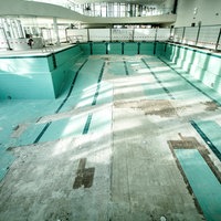 sanierungsbedürftiges Hallenbad