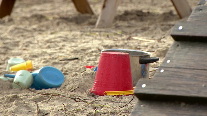 Spielzeug auf dem Spielplatz des Kindergartens, in dem der Missbrauch stattgefunden haben soll