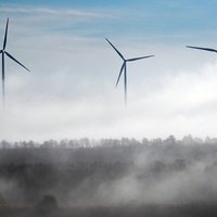Windräder zur Stromerzeugung stehen am Rand des Braunkohletagebau Garzweiler