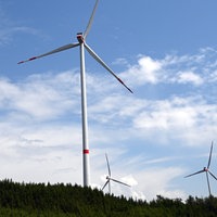 ARCHIV - 06.06.2023, Nordrhein-Westfalen, Bad Berleburg: Wolken ziehen über Windräder zur Stromerzeugung. In Nordrhein-Westfalen wird es für sechs Monate ein Genehmigungsmoratorium für Windkraftanlagen außerhalb bestimmter Planungszonen geben.
