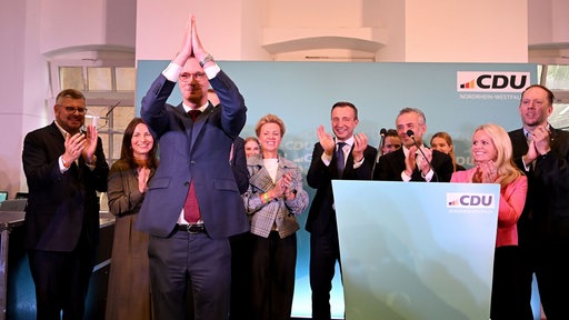 Ministerpräsident Wüst (CDU) am Wahlabend auf einer Wahlparty