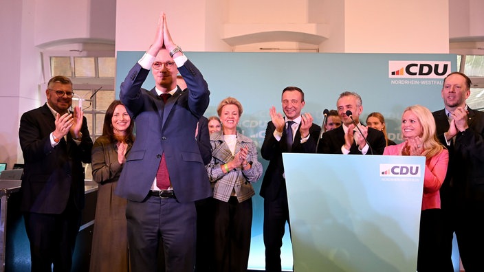 Ministerpräsident Wüst (CDU) am Wahlabend auf einer Wahlparty