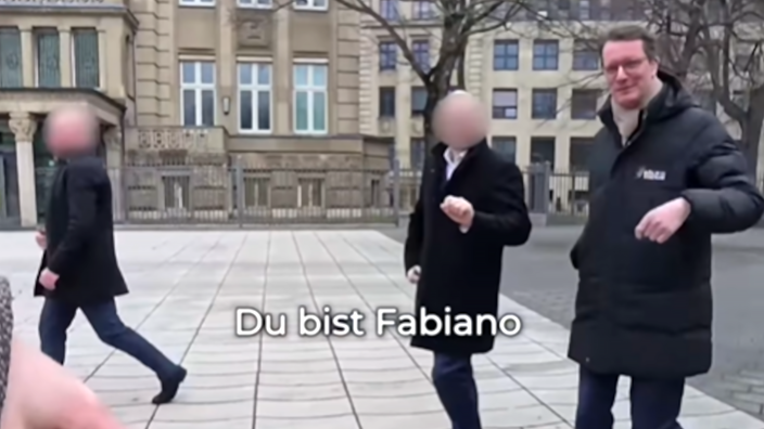 Ministerpräsident Wüst trifft auf Straßenfotograf Fabiano