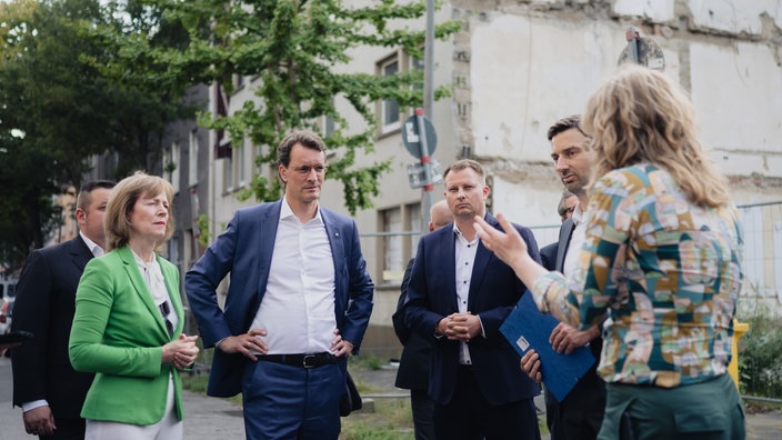Die Gelsenkirchener OB Karin Welge (SPD), Ministerpräsident Hendrik Wüst (CDU), Christoph Heidenreich, Stadtbaurat Gelsenkirchen