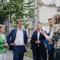 Die Gelsenkirchener OB Karin Welge (SPD), Ministerpräsident Hendrik Wüst (CDU), Christoph Heidenreich, Stadtbaurat Gelsenkirchen