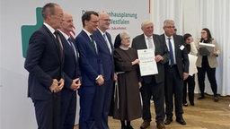 Wüst und Laumann übergeben Förderbescheid