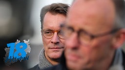 Hendrik Wüst (CDU), Ministerpräsident Nordrhein-Westfalen, steht hinter Bundeskanzler Friedrich Merz (CDU) nach der Eröffnung der Rahmedetalbrücke.