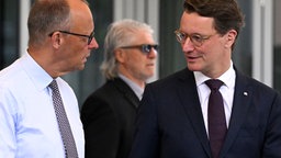 Friedrich Merz und Hendrik Wüst in Meschede auf einer Klausur der CDU. Sie stehen nebeneinander.