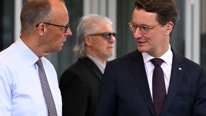 Friedrich Merz und Hendrik Wüst in Meschede auf einer Klausur der CDU. Sie stehen nebeneinander.