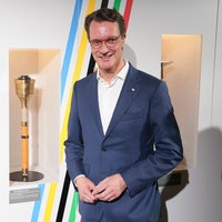 NRW-Ministerpräsident Hendrik Wüst (CDU) neben olympischen Fackeln im Deutschen Sport und Olympia-Muesum in Köln
