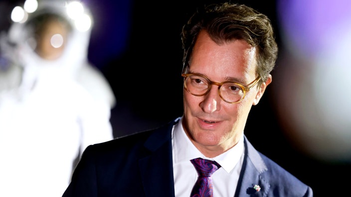 NRW-Ministerpraesident Hendrik Wuest (CDU) bei derder neuen LUNA Analog Facility auf dem Gelaende des DLR - das Trainings- und Technologiezentrum. Im Hintergrund sieht man verschwommen einen Astronauten