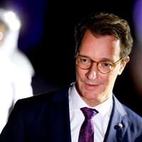 NRW-Ministerpraesident Hendrik Wuest (CDU) bei derder neuen LUNA Analog Facility auf dem Gelaende des DLR - das Trainings- und Technologiezentrum. Im Hintergrund sieht man verschwommen einen Astronauten