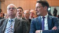 01.12.2025, Berlin: Hendrik Wüst, (r.) Ministerpräsident des Landes Nordrhein-Westfalen sitzt neben Ex-Ministerpräsident Peer Steinbrück (l. SPD). 