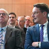 01.12.2025, Berlin: Hendrik Wüst, (r.) Ministerpräsident des Landes Nordrhein-Westfalen sitzt neben Ex-Ministerpräsident Peer Steinbrück (l. SPD). 
