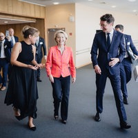 Mona Neubaur (Grüne), Henrdik Wüst (CDU) und Ursula von der Leyen (CDU) im EU-Kommissionsgebäude