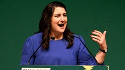 9.06.2024, Nordrhein-Westfalen, Oberhausen: Yazgülü Zeybek, Landesvorsitzende der Grünen in Nordrhein-Westfalen, spricht bei der Landesdelegiertenkonferenz der Grünen in der Luise-Albertz-Halle. Die Partei wählte heute den Landesvorstand neu.
