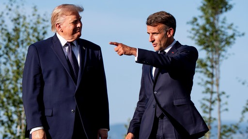US-Präsident Trump (links) und Frankreichs Präsident Macron treffen beim G7-Gipfel in Evian aufeinander