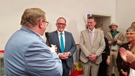 Wahlverlierer Kühn (CDU) ist zum Gratulieren in die SPD-Zentrale gekommen.