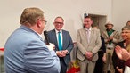 Wahlverlierer Kühn (CDU) ist zum Gratulieren in die SPD-Zentrale gekommen.