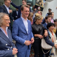 Hendrik Wüst (CDU, Mitte), Mona Neubaur (Grüne, rechts daneben) und Vertreterinnen und Vertreter von CDU und Grünen