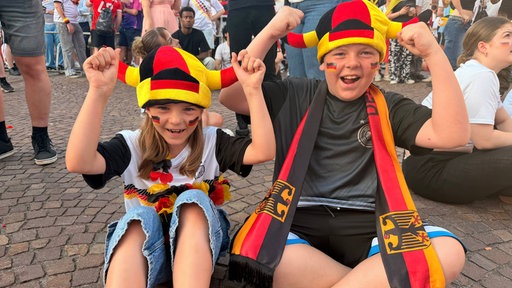 Zwei Kinder im Fußball Fieber in Recklinghausen 