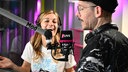 Zwei Menschen am Studio-Mikrofon von 1LIVE