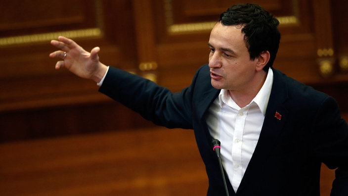 Premijer i lider pokreta “Samoopredeljenje” Albin Kurti govori u skupštini Kosova