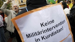 Demonstration gegen eine Militärintervention in Kurdistan